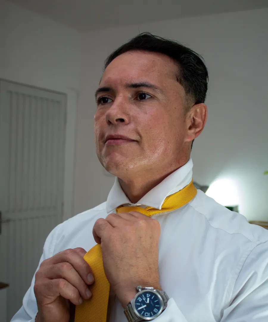 Dr. Danilo Rosa Gonçalves ajustando a gravata antes de uma audiência