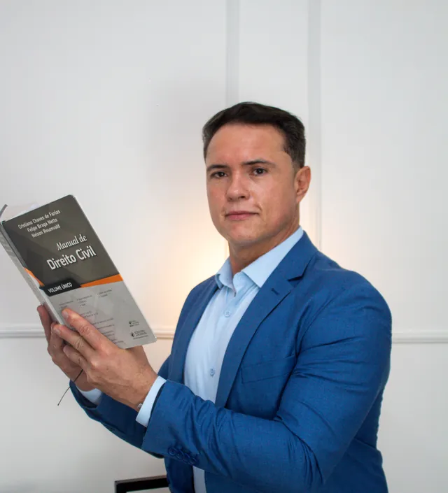 Dr. Danilo Rosa Gonçalves com um manual de Direito Civil