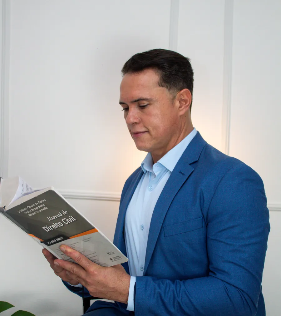 Dr. Danilo lendo um manual de Direito Civil